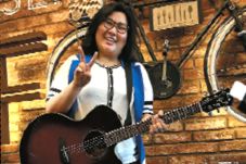 Kaus Jadi Fashion Andalan