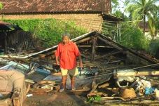Angin Kencang Sapu Ratusan...