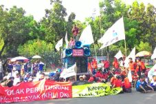 Buruh Tolak KHL Ibu...