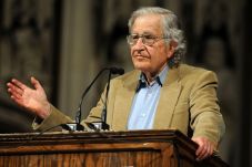 Chomsky: Menakutkan,...