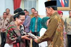 Empat Tokoh Dianugerahi...