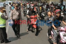 Polisi dan Pesilat Bentrok...