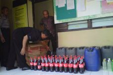 Polisi Gerebek Rumah...