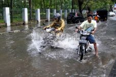 Hujan, Sejumlah Jalan...