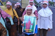Pendukung Ervani Datangi...