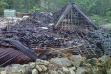 Angin Kencang, Empat...