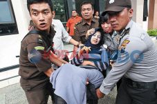 Ditahan, Rina Iriani...