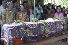 Ratusan Warga Iringi...