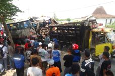Bus Cendana Tabrak Truk,...
