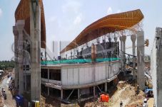 Stadion Belum Selesai,...