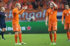 Robben Kecam Lini Belakang...