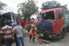 Bus vs Truk Adu Kepala,...