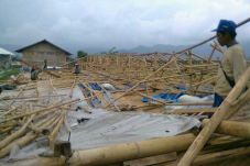 Angin Kencang Hancurkan...