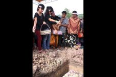 Istri Aiptu Yudika Pingsan...