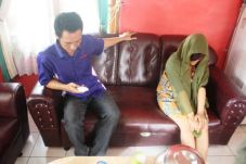 Gadis Tuna Wicara Dibuang...