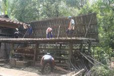 Pohon Tumbang Rusak...