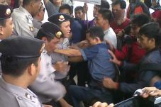 Aktivis-Polisi Saling...