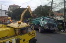 Jalan Ambles, Truk Timpa...