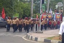 Ratusan Buruh Demo sambil...