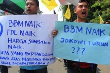 Tolak BBM Naik, Mahasiswa...