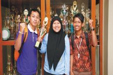 Tim Unnes Juara 2 Debat...