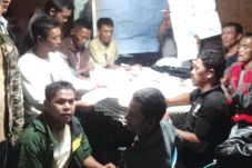 Warga Enam Desa Ancam...