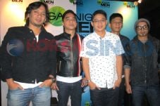 Ungu Tetap Solid