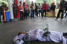 Tolak BBM Naik, Pocong...