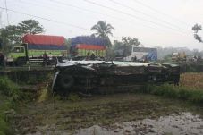 Hindari Tabrakan, Bus...