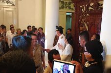 Tiba di Balai Kota,...
