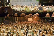 Ribuan Jamaah Khusyuk...