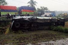 Bus AKAP Terguling,...