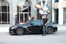 Nissan Gaet Adam Levine...