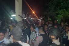 Warga Masih Berjaga-jaga...