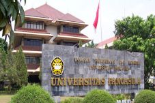 UP Wajibkan Lulusannya...
