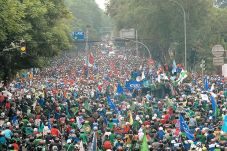 Buruh Blokade Jalan...