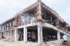 Tak Bisa Selesai, Gedung...