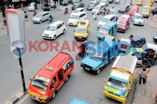 Sopir Angkot Naikkan...