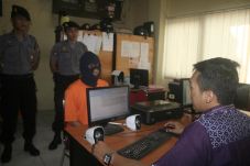 Buron Dua Tahun, Makelar...