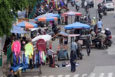 Musim Hujan, Penjual...