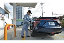 Toyota Pasarkan Mobil...