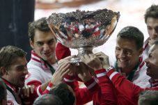 Federer Bawa Swiss Ukir...