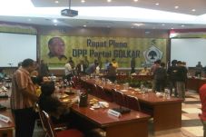 Rapat Pleno Golkar Ricuh,...