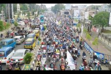 Buruh Serang Paksa Masuk...