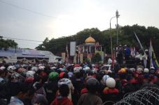 Diguyur Hujan, Buruh...