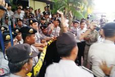 Tuntut Perbaikan Upah,...