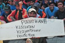Dua Tahun Honor Tak...