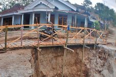 Warga Dirikan Jembatan...