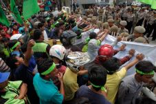 Buruh Tuntut UMK Baru...