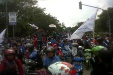 Ribuan Buruh Lumpuhkan...